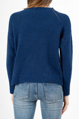 modella indossando Maglione girocollo con scritta “Ho sempre ragione” in misto lana Made in Italy colore