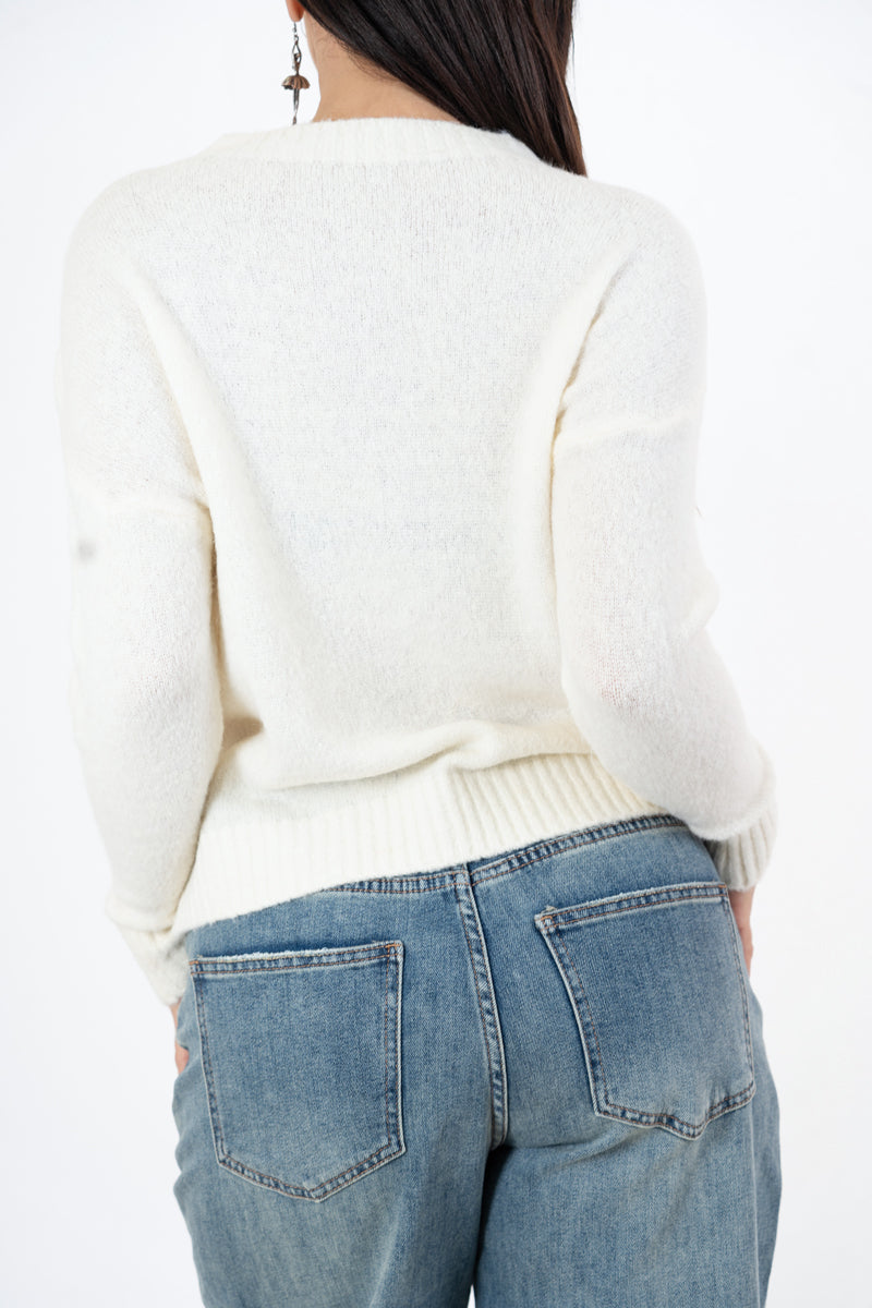 modella indossando Maglione girocollo con scritta “Bella e impossibile” in misto lana Made in Italy colore