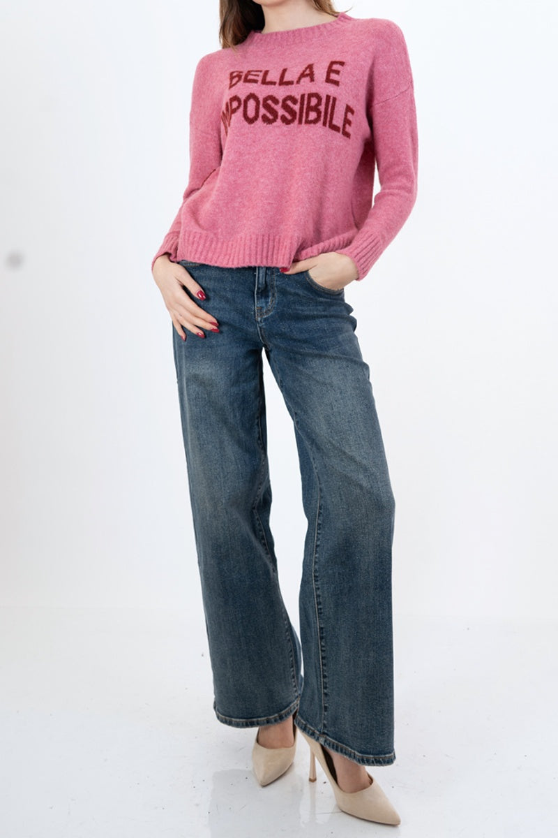 modella indossando Maglione girocollo con scritta “Bella e impossibile” in misto lana Made in Italy colore