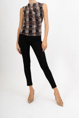 modella indossando Jeans ColorSkin Nero colore