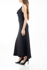 modella indossando Abito lungo smanicato con scollo drappeggiato e taglio in vita Nero colore