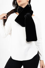 modella indossando Stola in eco-pelliccia morbida colore Nero Unica
