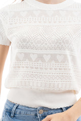 modella indossando Maglia traforata a cuori in filato leggero mezza manica colore