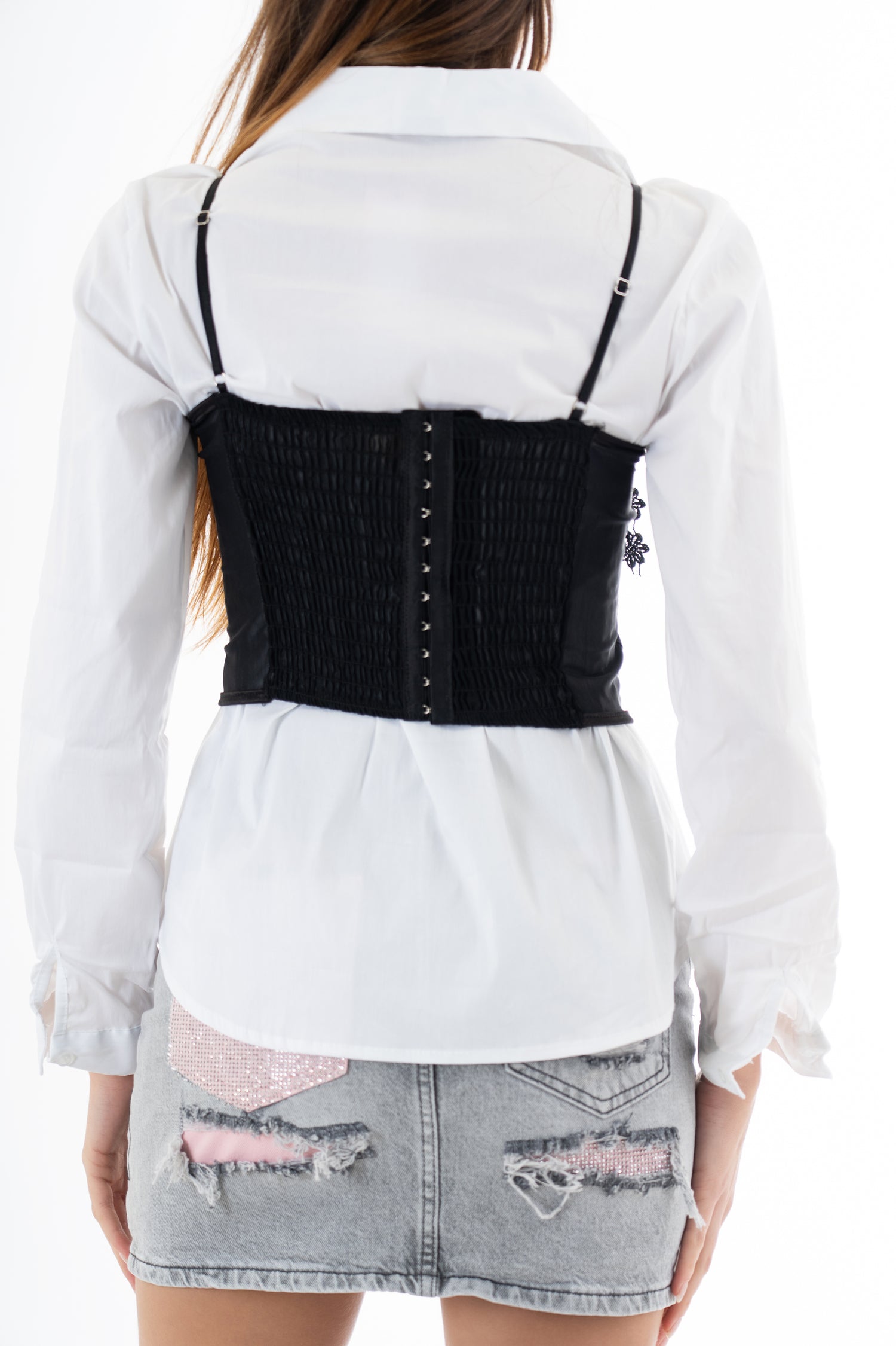 modella indossando Bustier in microrete elasticizzata con coppe preformate e applicazioni floreali 3D colore