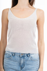 modella indossando Top in viscosa lurex a costine con scollo a V colore Glicine Unica