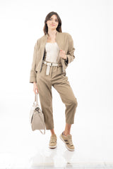 modella indossando Pantalone cropped vita alta con cintura intrecciata in tela canvas colore