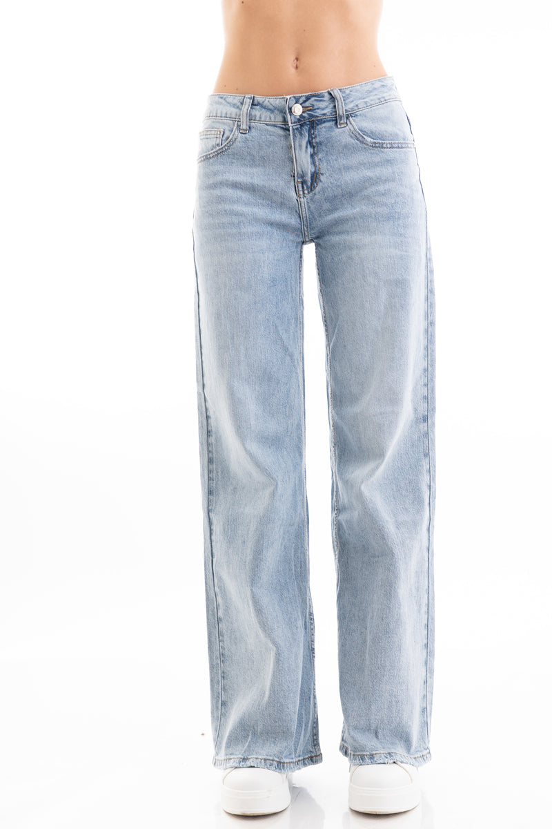 modella indossando Jeans wide leg vita bassa in denim con lyocell colore