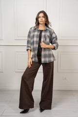 modella indossando Camicia Rivington Calder in flanella colore