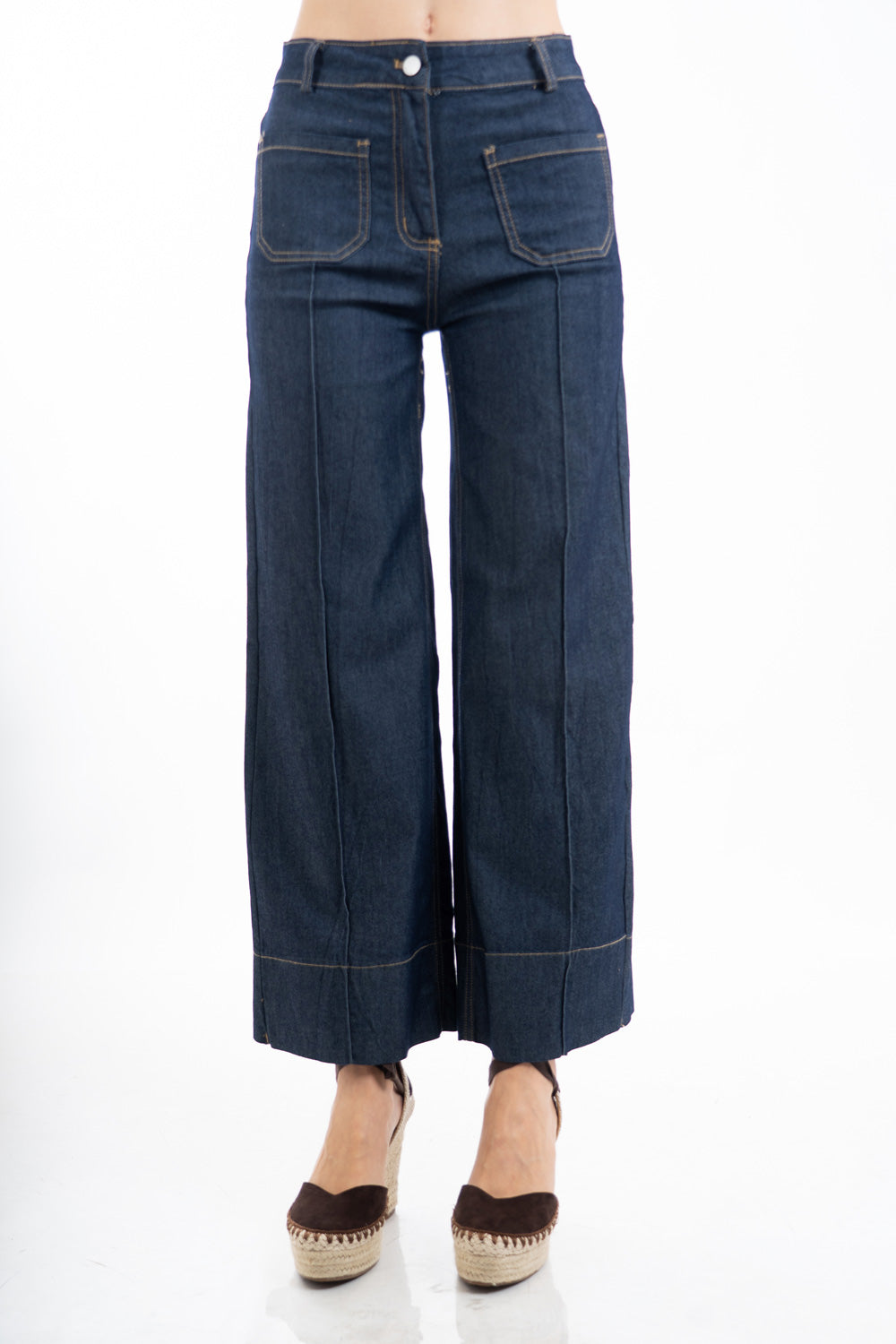 modella indossando Jeans a palazzo in denim leggero elasticizzato con cuciture frontali colore Denim Zero