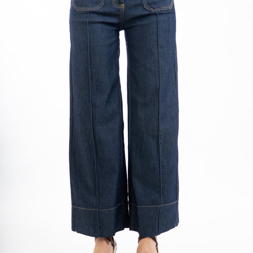 modella indossando Jeans a palazzo in denim leggero elasticizzato con cuciture frontali colore Denim Zero