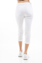 modella indossando Pantalone modello chinos in cotone elasticizzato colore bianco con bottoni gioiello a cuore colore