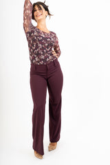 Pantalone svasato in crep con baschina alta Prugna