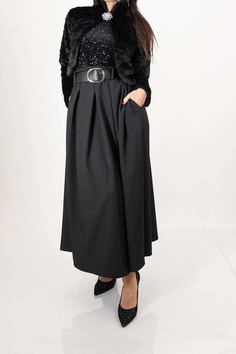 modella indossando Abito lungo elegante con corpetto paillettes e gonna ampia in tessuto tecnico colore