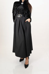 modella indossando Abito lungo elegante con corpetto paillettes e gonna ampia in tessuto tecnico colore