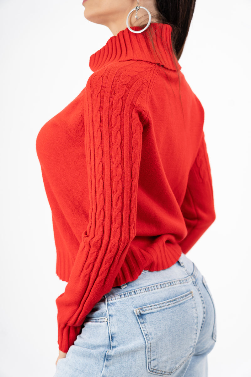 modella indossando Dolcevita CozyCable spalle treccia colore