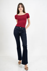 Jeans flare a vita media in denim elasticizzato con fondo a zampa.