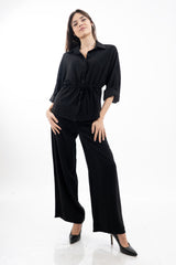 modella indossando Pantalone palazzo con elastico in vita in tela fluida misto viscosa colore