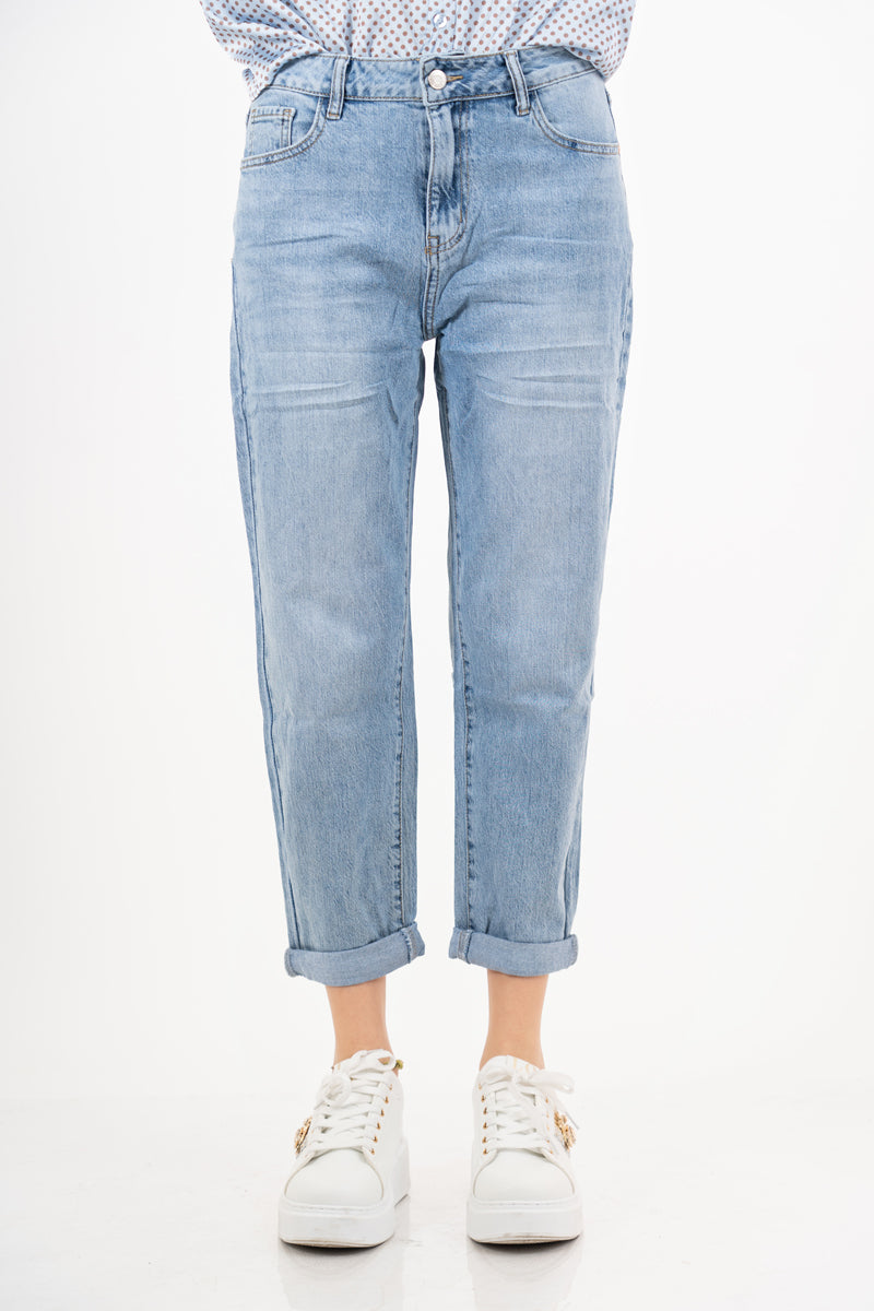 modella indossando Jeans mom fit vita alta in denim morbido con risvolto colore Denim Medio