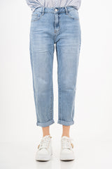 modella indossando Jeans mom fit vita alta in denim morbido con risvolto colore Denim Medio