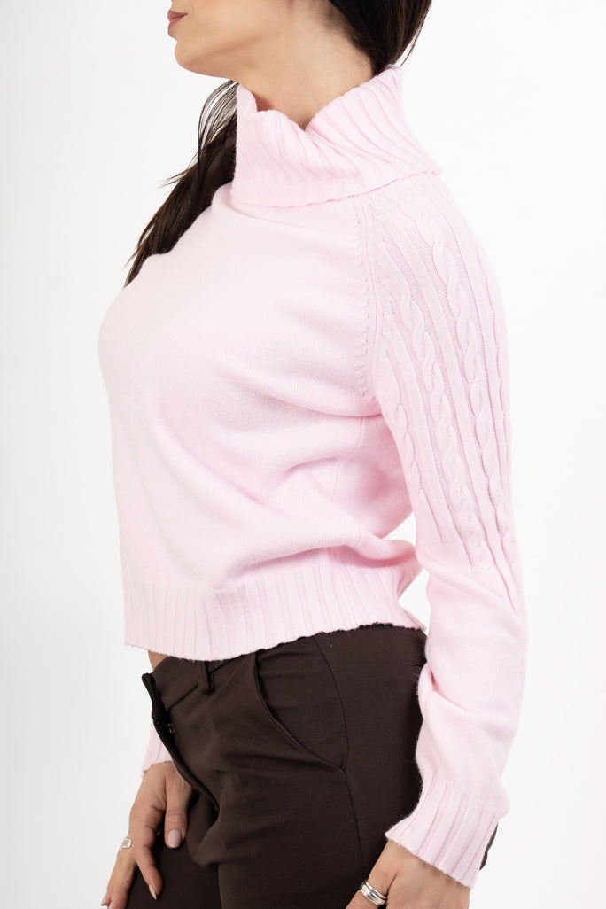 modella indossando Dolcevita CozyCable spalle treccia colore Rosa Unica