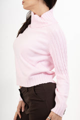 modella indossando Dolcevita CozyCable spalle treccia colore Rosa Unica