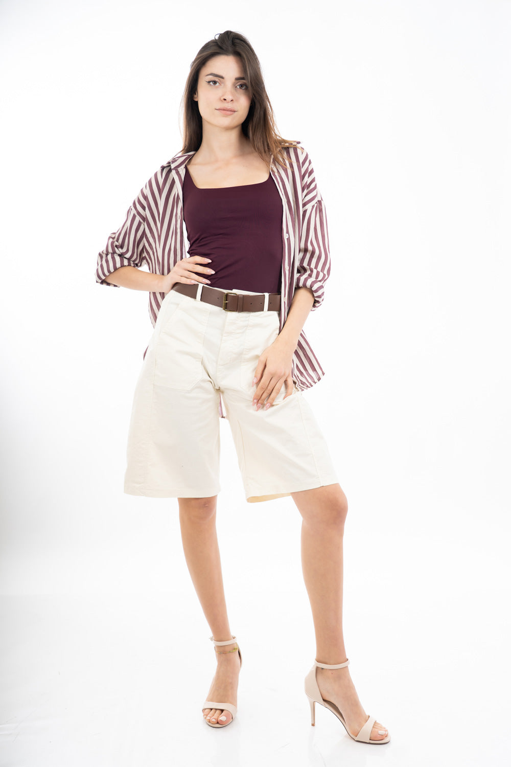 modella indossando Bermuda morbido con tasche applicate in cotone elasticizzato e cintura colore