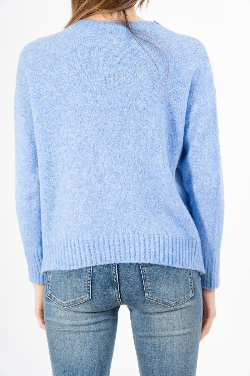 modella indossando Maglione girocollo con scritta “Ho sempre ragione” in misto lana Made in Italy colore