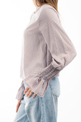 modella indossando Blusa rigata in viscosa con manica balloon e polso smock colore Celeste Unica