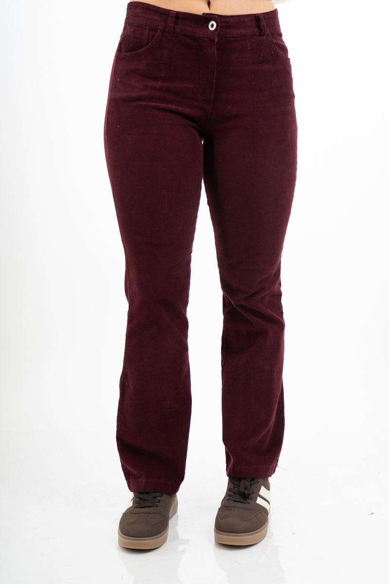 modella indossando Pantalone a Coste a Zampa in Cotone – Bordeaux colore