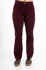 modella indossando Pantalone a Coste a Zampa in Cotone – Bordeaux colore