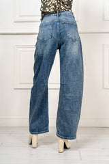 modella indossando Jeans Barrel Hudson colore