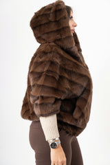 modella indossando Giacca over ecopelliccia con zip dorata e manica tre quarti colore