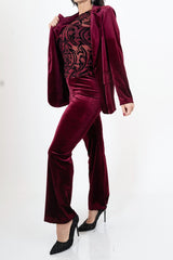 modella indossando Pantalone a zampa in velluto liscio elasticizzato colore BORDEAUX Unica