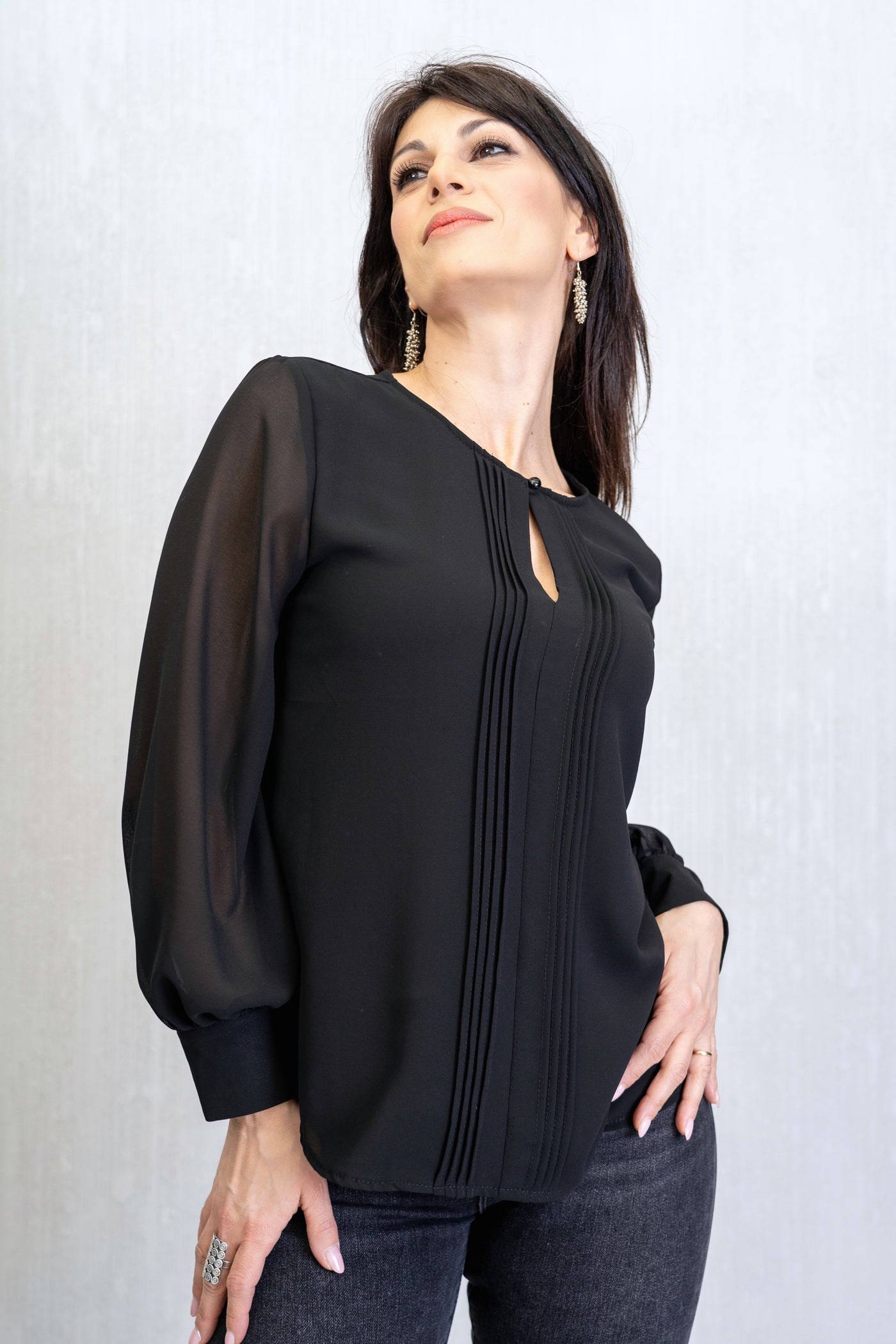 Blusa in georgette con pieghe frontali – Nera