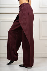 modella indossando Pantalone Elodie a palazzo con vita incrociata colore