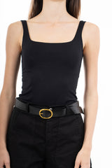 modella indossando Top canotta in maglina elasticizzata con scollo quadro colore Nero Unica