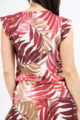 Blusa fantasia foglie in viscosa con manica corta e linea morbida.