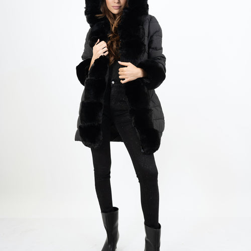 modella indossando Piumino avvitato con cappuccio e pelliccia rimovibile colore Nero 46-XL