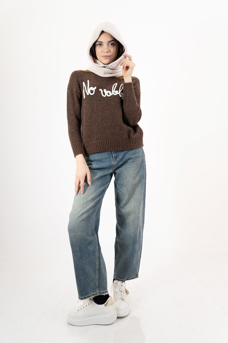 modella indossando Balaclava in maglia morbida Made in Italy colore