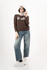 modella indossando Balaclava in maglia morbida Made in Italy colore