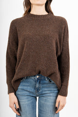 modella indossando Maglia girocollo morbida a spalla scesa in filato caldo colore Marrone Unica