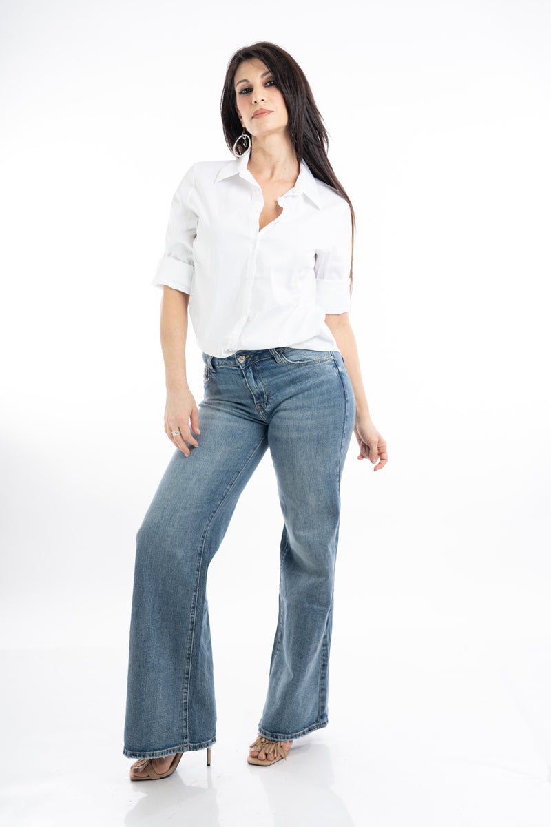 modella indossando Camicia bianca in cotone elasticizzato leggermente avvitata colore