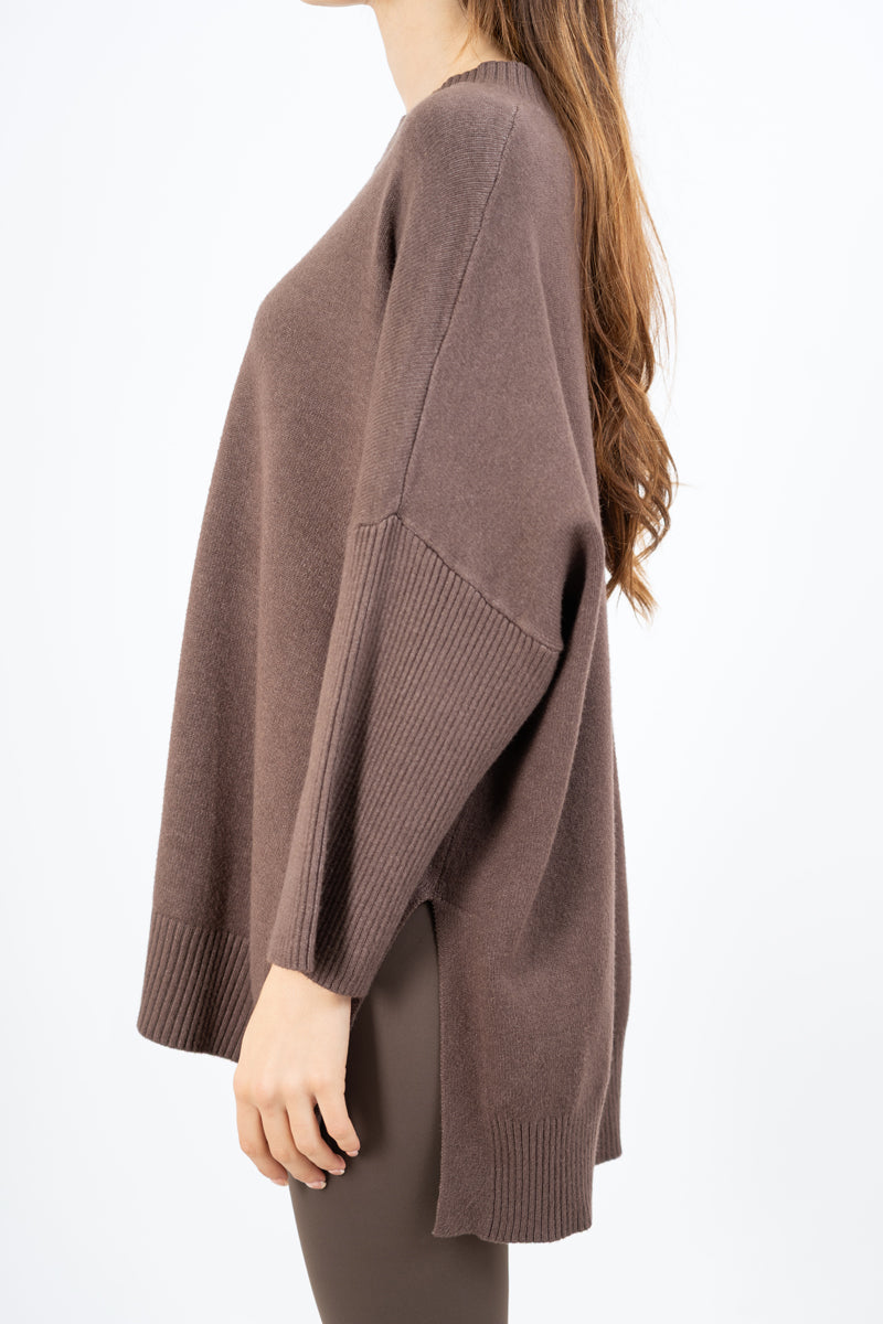 modella indossando Maglia lunga in misto viscosa con bottoni sul retro colore