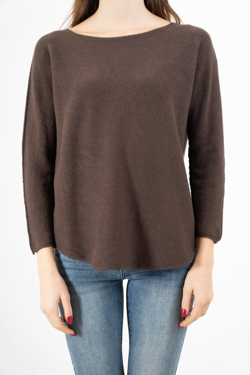 modella indossando Maglia over collo a barchetta con orlo stondato in viscosa colore Marrone Unica