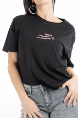 modella indossando T-shirt scritta “Anche secondo me ho ragione io” colore Nero-rosa Unica