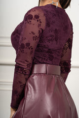modella indossando Maglia Floris drappeggiata colore