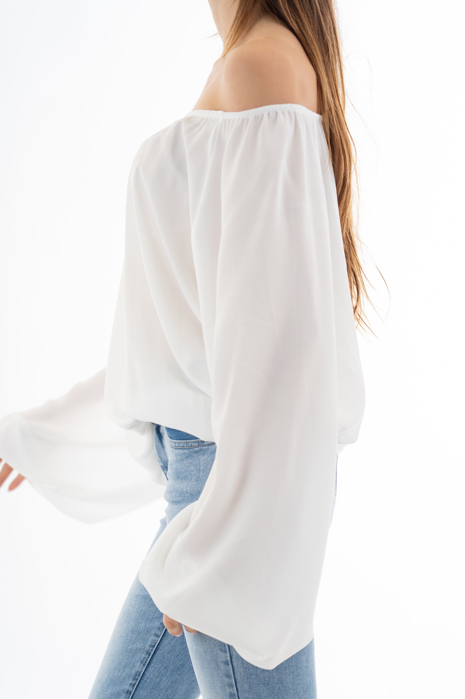modella indossando Blusa in georgette velata con scollo elasticizzato e manica ampia sblusata colore Bianco Unica