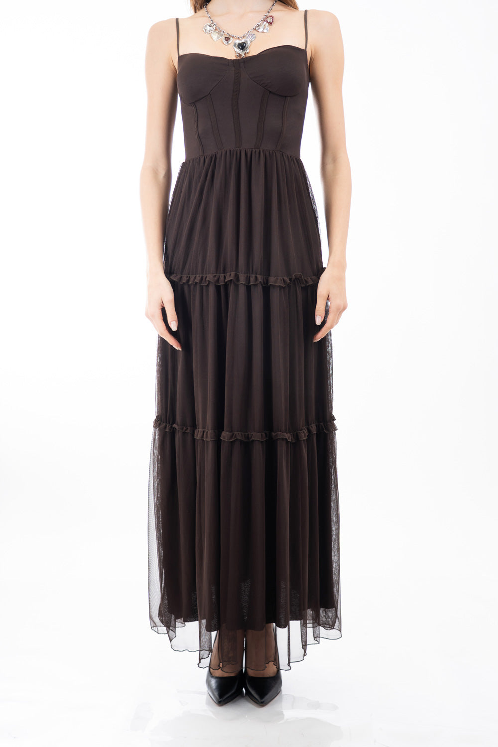 modella indossando Abito lungo in microrete elasticizzata doppiata con bustier strutturato e gonna a balze colore Marrone Unica
