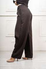 modella indossando Pantalone Elodie a palazzo con vita incrociata colore