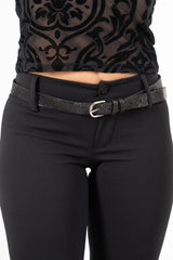 modella indossando Cintura gioiello full strass con fibbia minimal colore Nero Unica